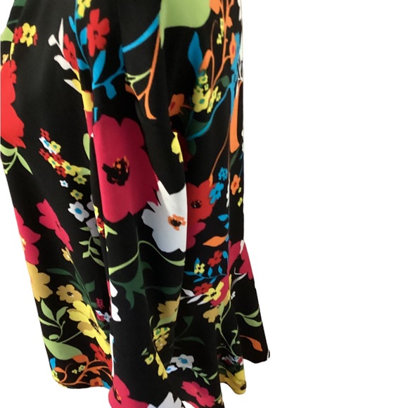 August Silk pullover floral top size medium - Picture 3 of 7